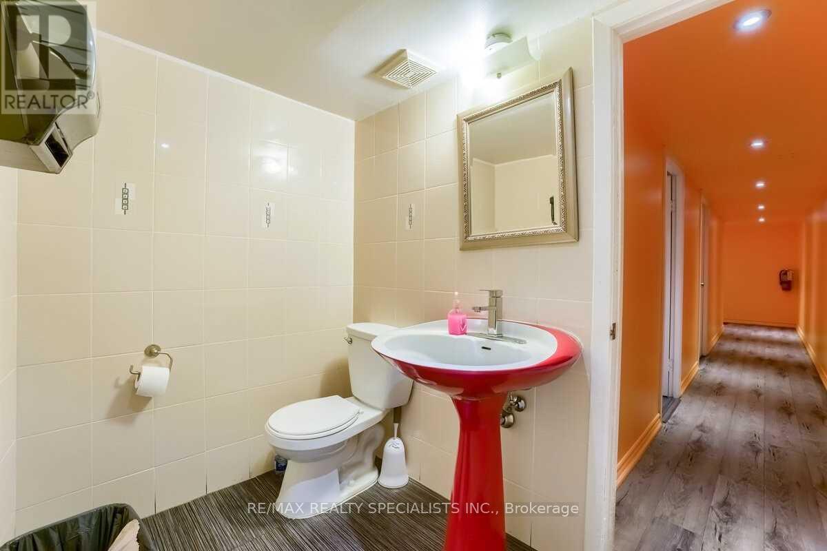 3421 Yonge Street, Toronto, Ontario  M4N 2N1 - Photo 9 - C12903086