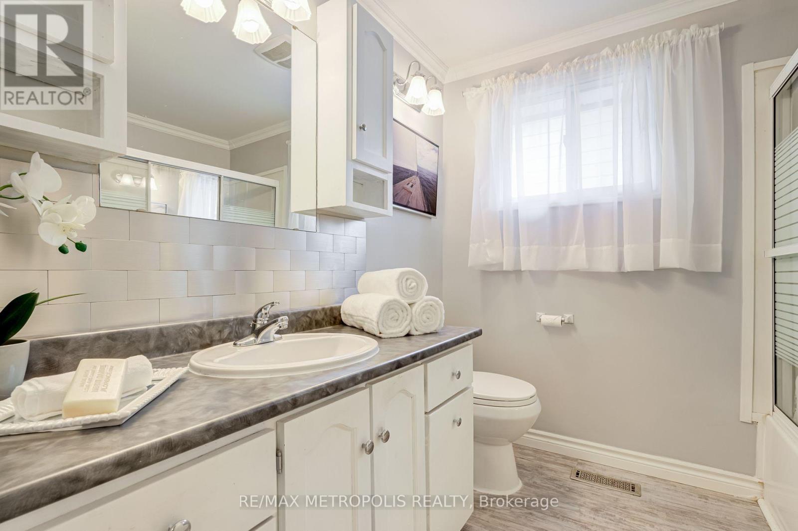 Upper - 287 Waverly Street N, Oshawa, Ontario  L1J 5V8 - Photo 8 - E12903322