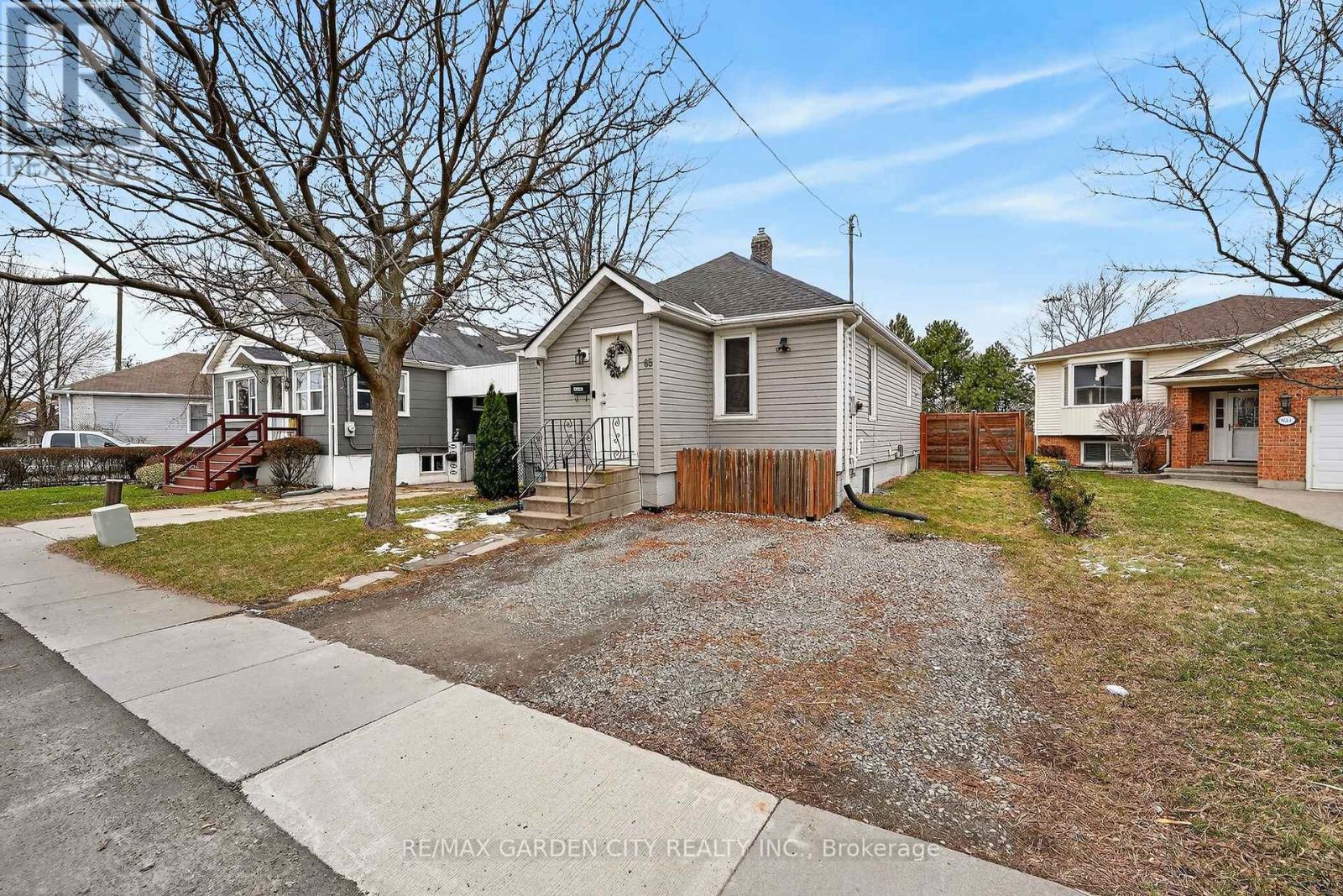 65 Scott Street W, St. Catharines, Ontario  L2R 1E3 - Photo 3 - X12903254