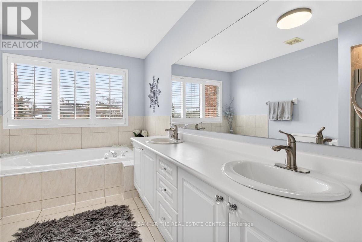 405 Silken Laumann Drive, Newmarket, Ontario  L3X 2J1 - Photo 20 - N12903104