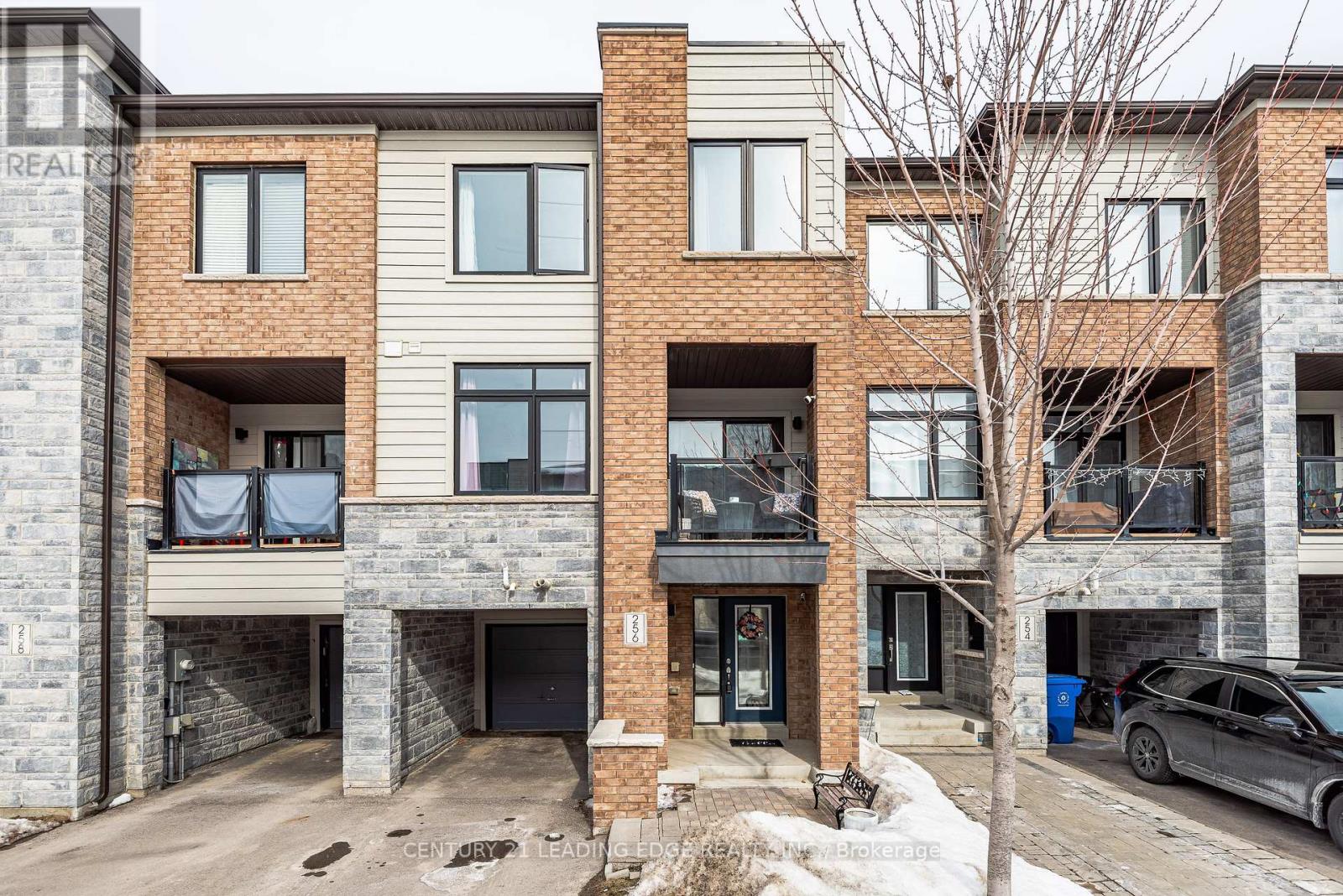 256 Vivant Street, Newmarket, Ontario  L3X 0K9 - Photo 1 - N12903300