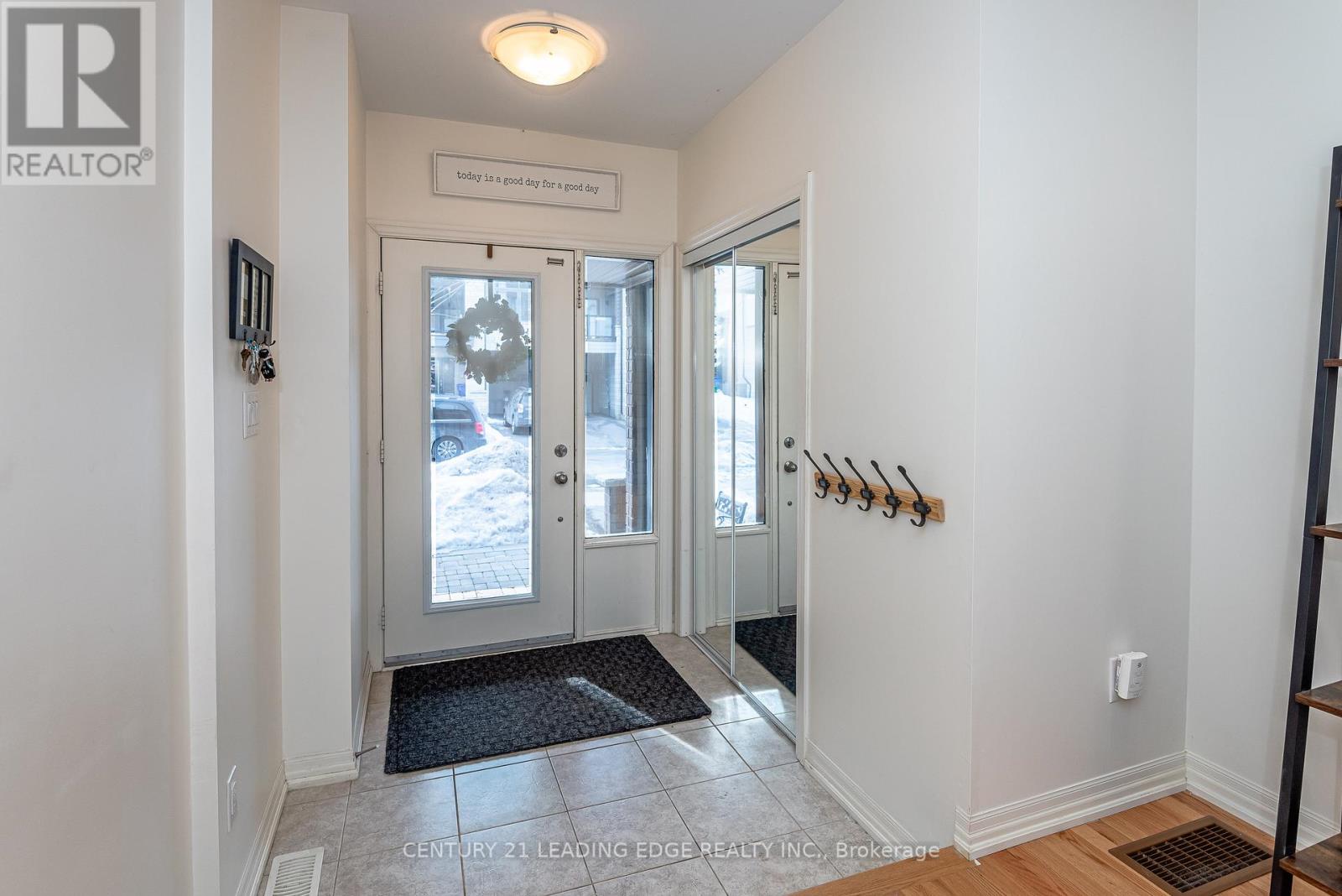 256 Vivant Street, Newmarket, Ontario  L3X 0K9 - Photo 3 - N12903300