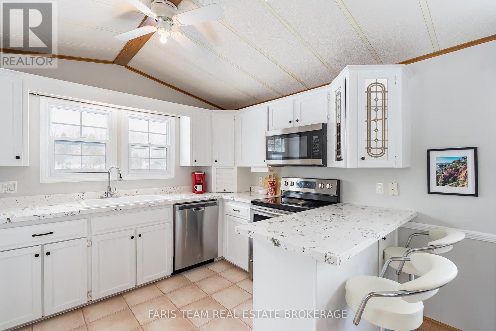 68 The Boardwalk, Wasaga Beach, Ontario  L9Z 3A8 - Photo 7 - S12903132