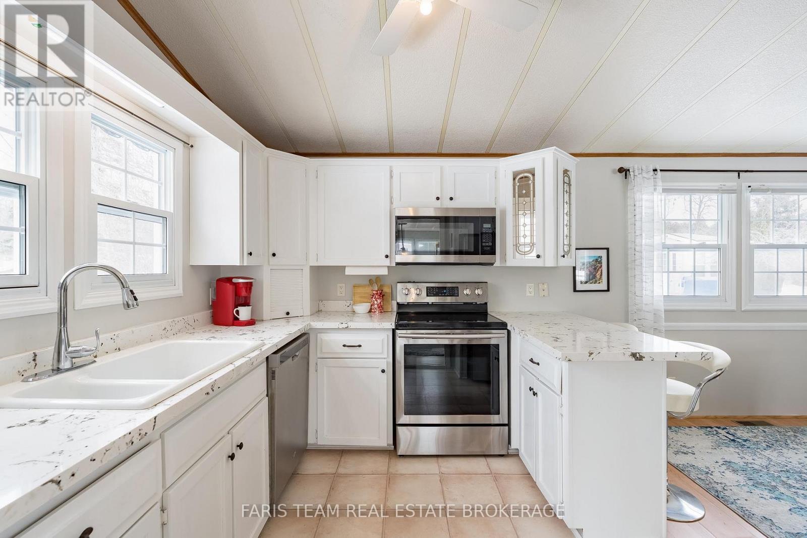 68 The Boardwalk, Wasaga Beach, Ontario  L9Z 3A8 - Photo 8 - S12903132