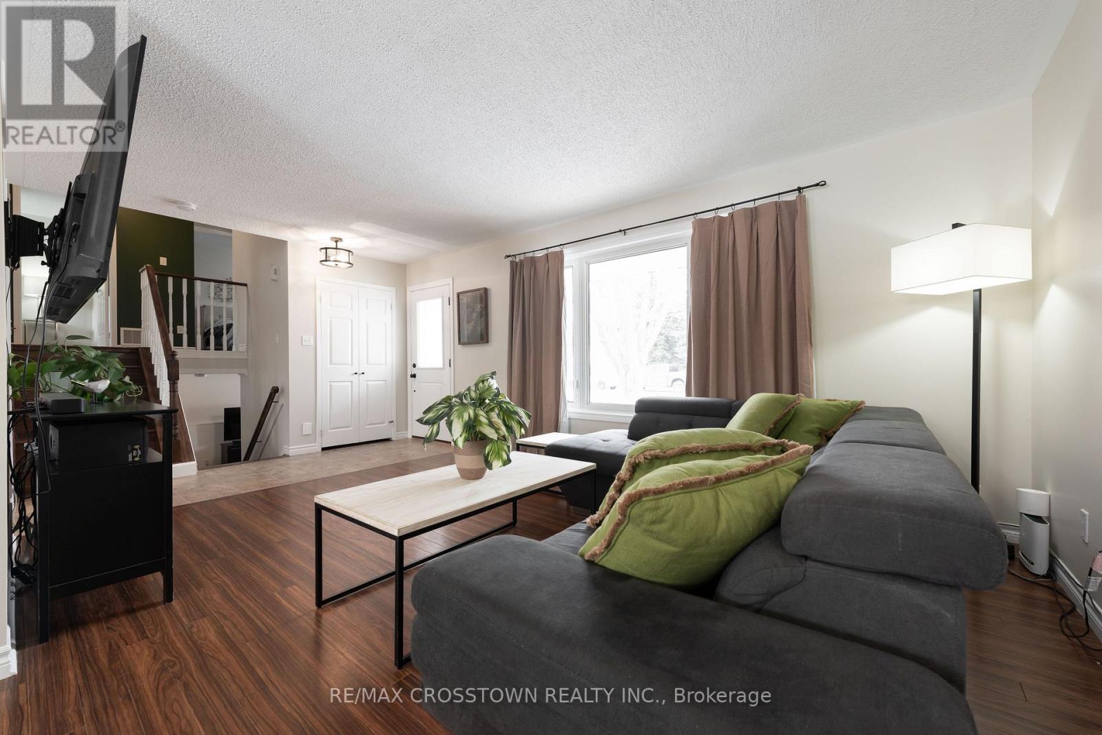 54 Foyston Park Circle, Springwater, Ontario  L0L 1Y0 - Photo 8 - S12903160