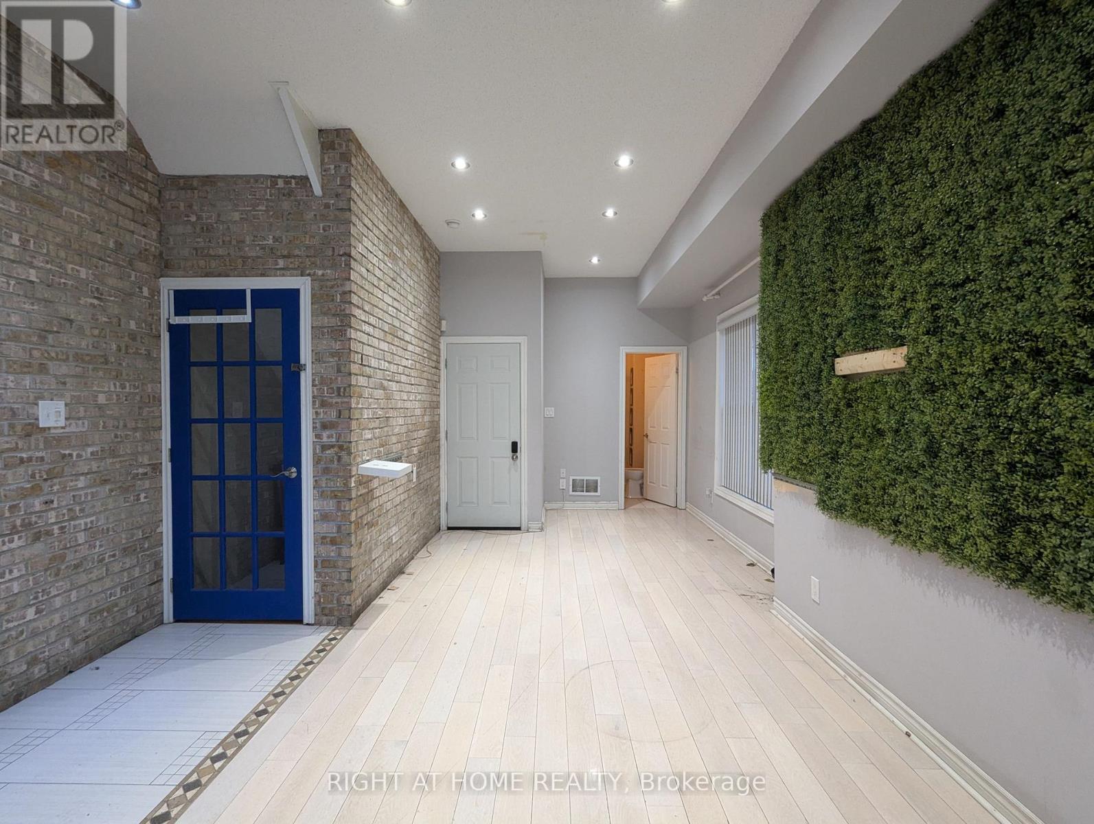 952 The Queensway, Toronto, Ontario  M8Z 1P5 - Photo 2 - W12903154