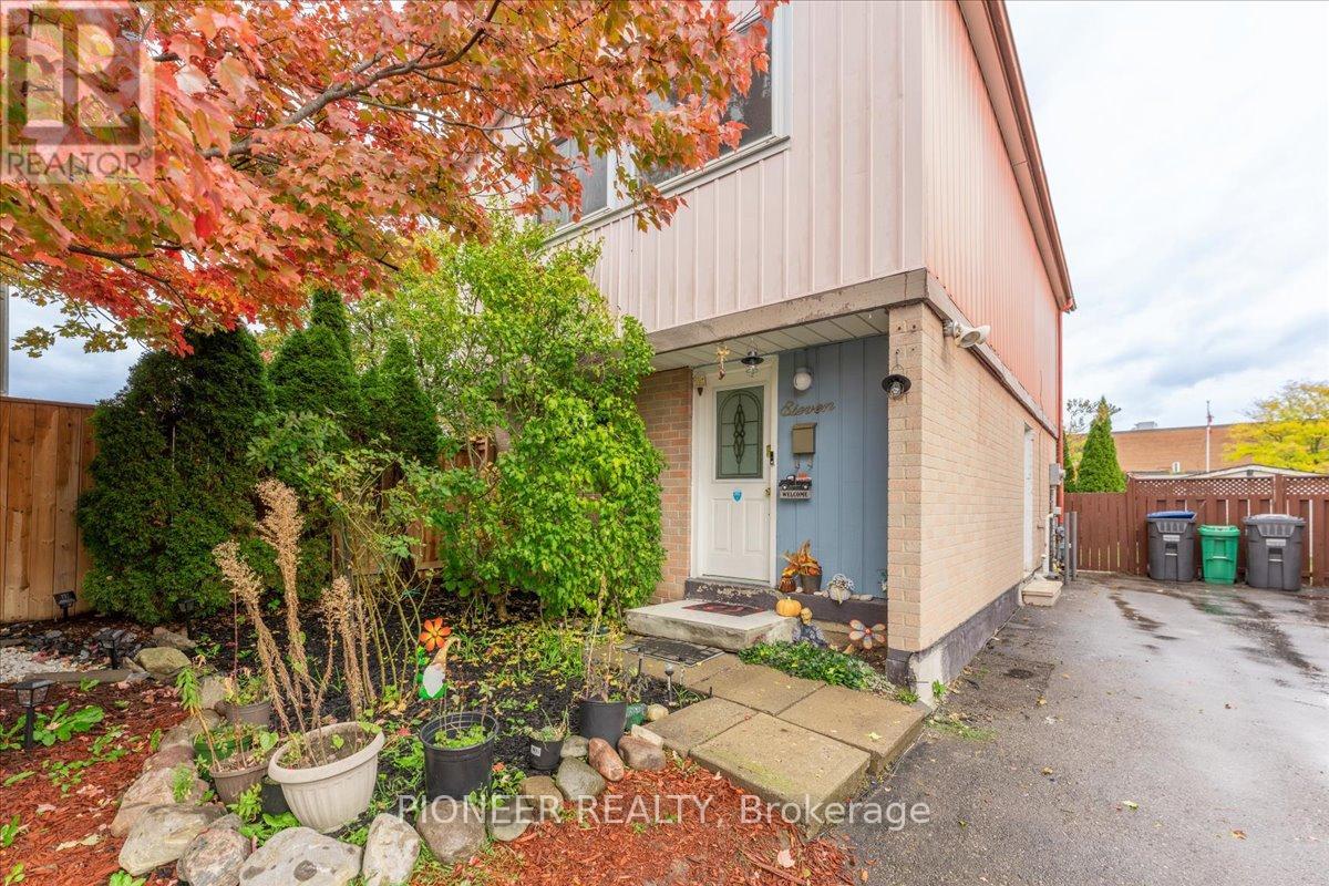 11 Great Oak Court, Brampton (Northgate), Ontario  L6S 2J9 - Photo 3 - W12903260