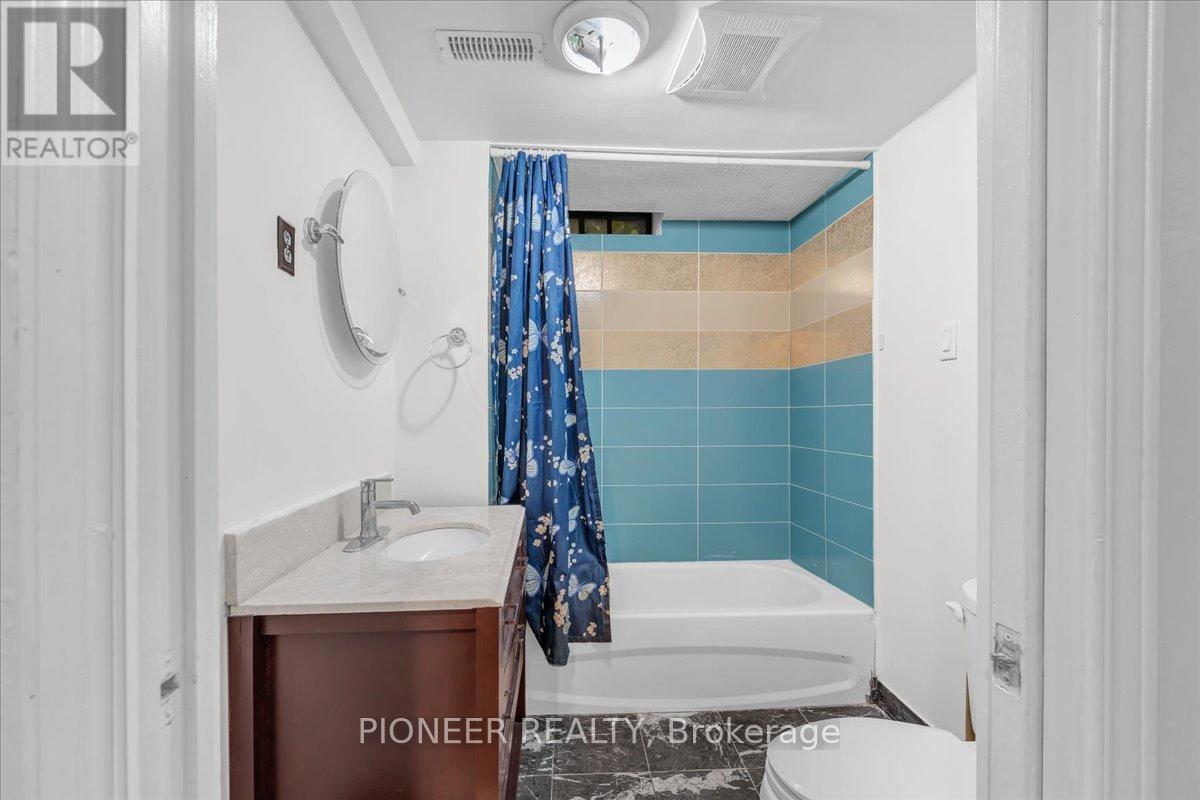 11 Great Oak Court, Brampton (Northgate), Ontario  L6S 2J9 - Photo 37 - W12903260