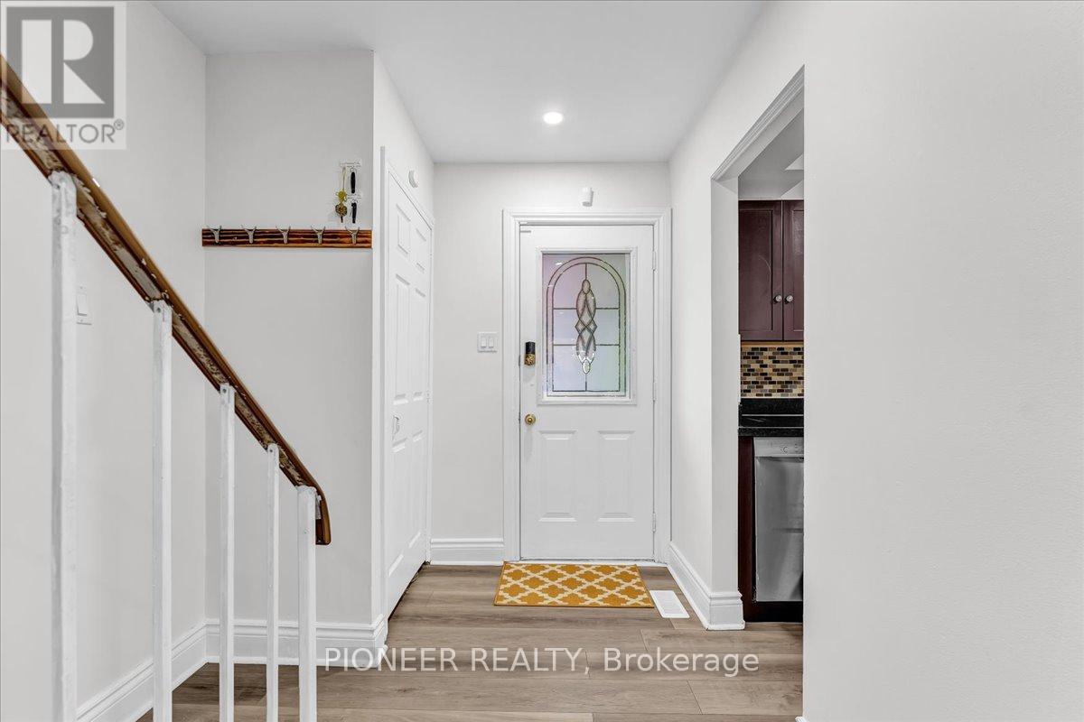 11 Great Oak Court, Brampton (Northgate), Ontario  L6S 2J9 - Photo 5 - W12903260