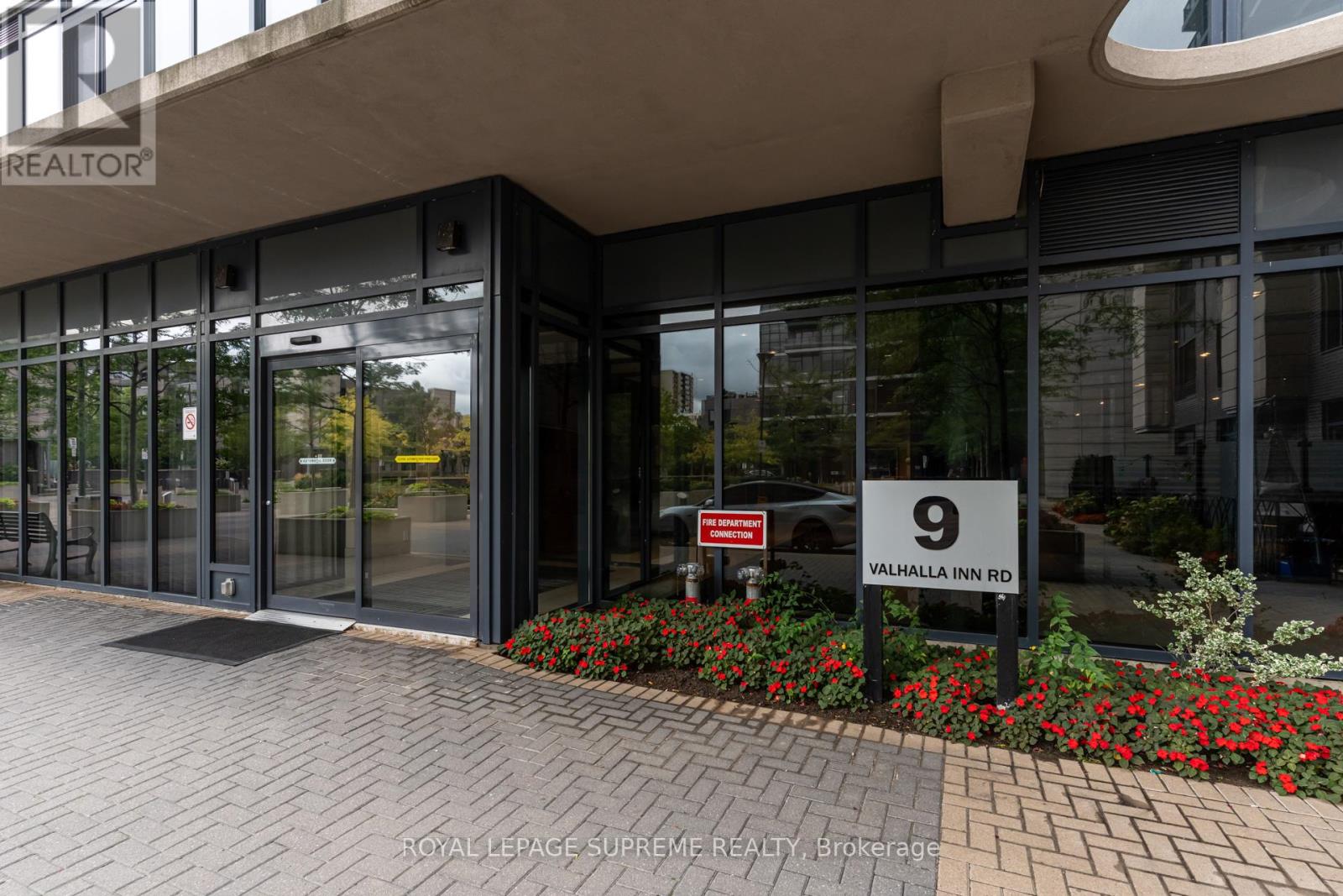 302 - 9 Valhalla Inn Road, Toronto (Islington-City Centre West), Ontario  M9B 0B2 - Photo 2 - W12903302