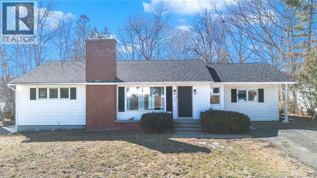 101 Douglas Avenue, Woodstock, New Brunswick  E7M 5Z8 - Photo 1 - NB135421