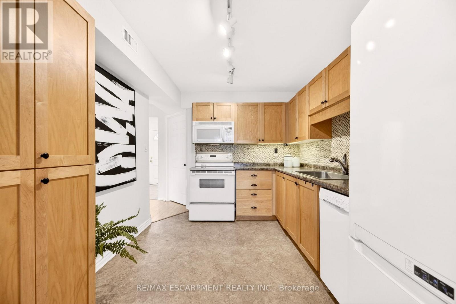 101 - 201 Dorchester Boulevard, St. Catharines (Carlton/bunting), Ontario  L2M 7W1 - Photo 18 - X12903138