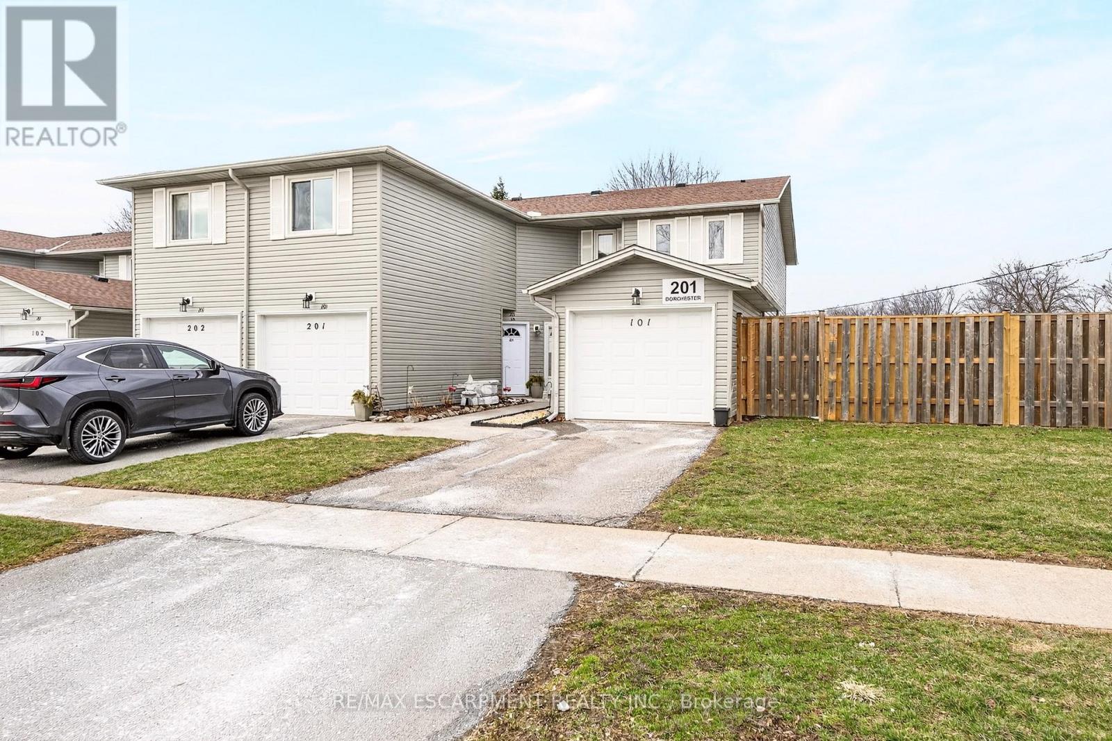 101 - 201 Dorchester Boulevard, St. Catharines (Carlton/bunting), Ontario  L2M 7W1 - Photo 3 - X12903138