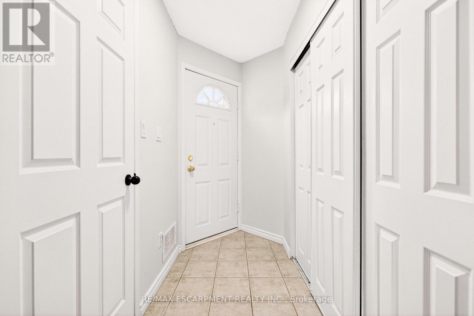 101 - 201 Dorchester Boulevard, St. Catharines (Carlton/bunting), Ontario  L2M 7W1 - Photo 4 - X12903138