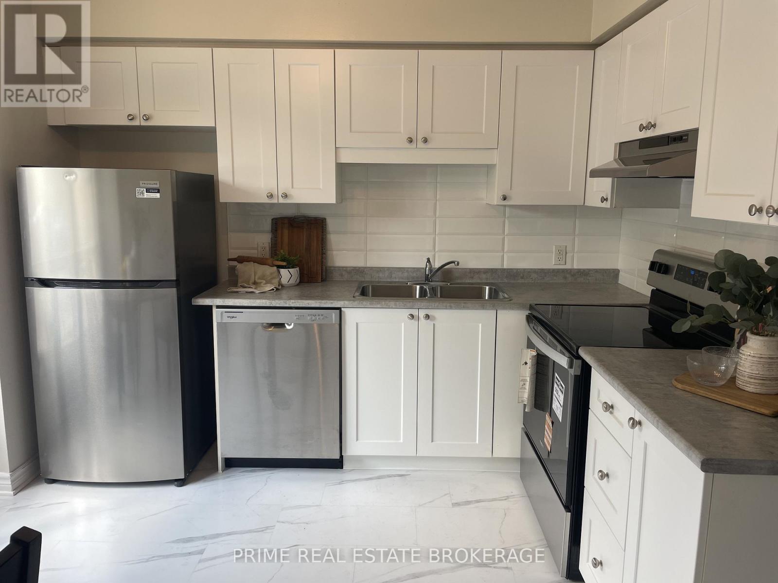 44 - 355 Sandringham Crescent, London South, Ontario  N6C 5K3 - Photo 2 - X12903398