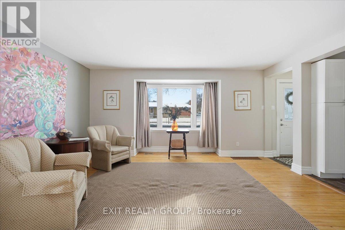 27 Fourth Avenue, Quinte West, Ontario  K8V 5N5 - Photo 12 - X12903426