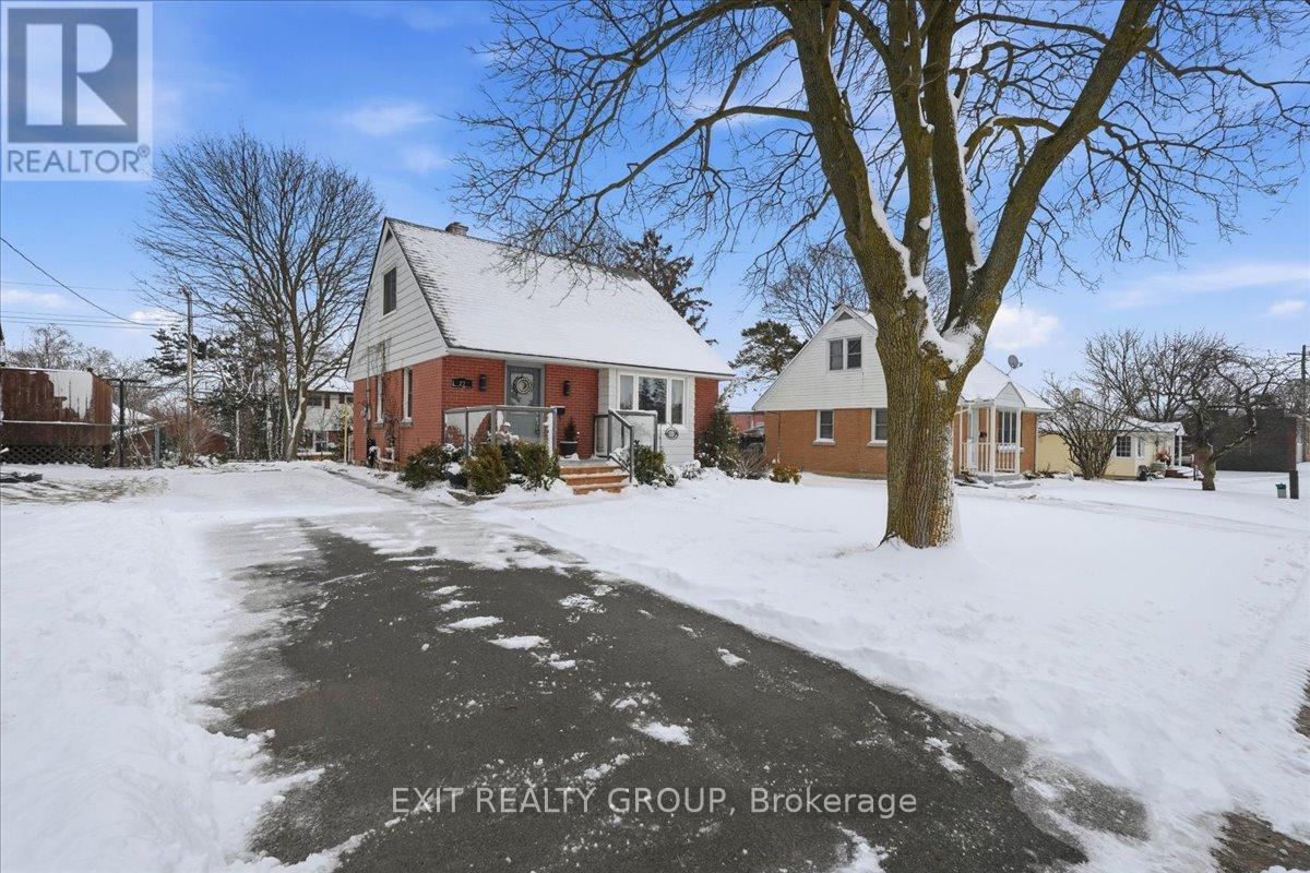 27 Fourth Avenue, Quinte West, Ontario  K8V 5N5 - Photo 2 - X12903426