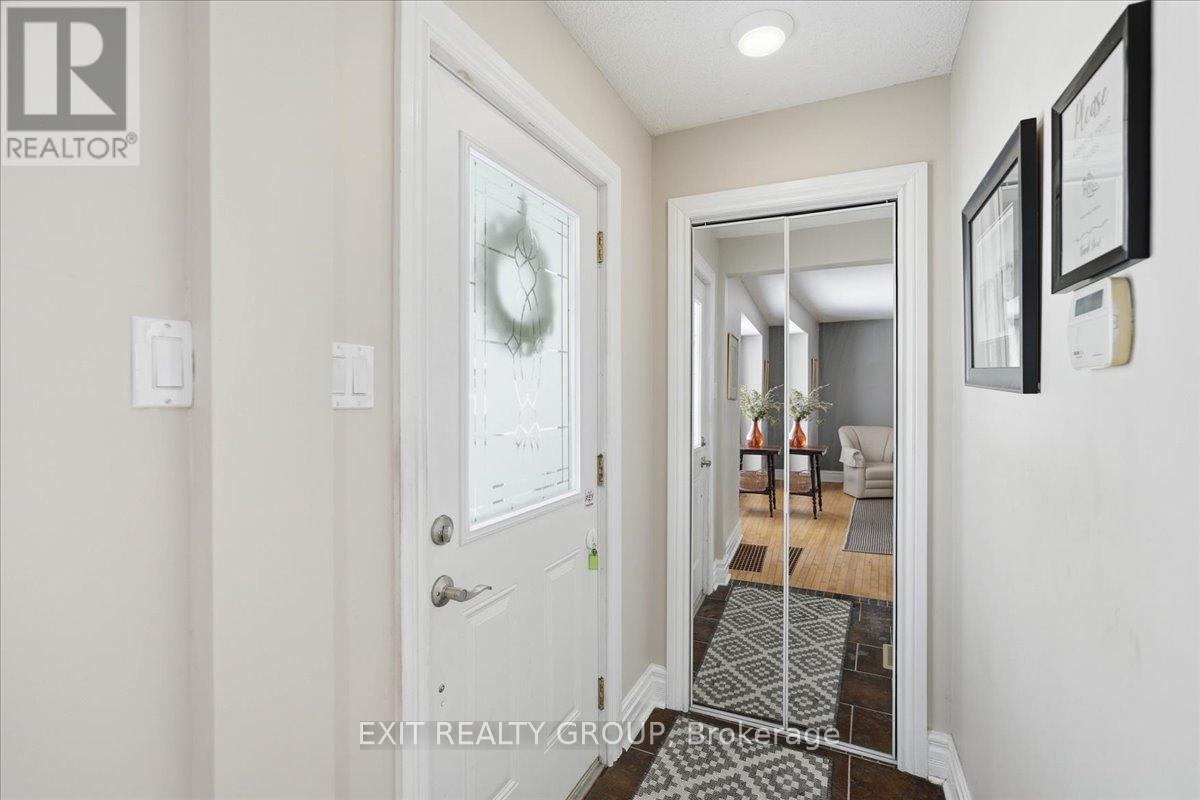 27 Fourth Avenue, Quinte West, Ontario  K8V 5N5 - Photo 3 - X12903426