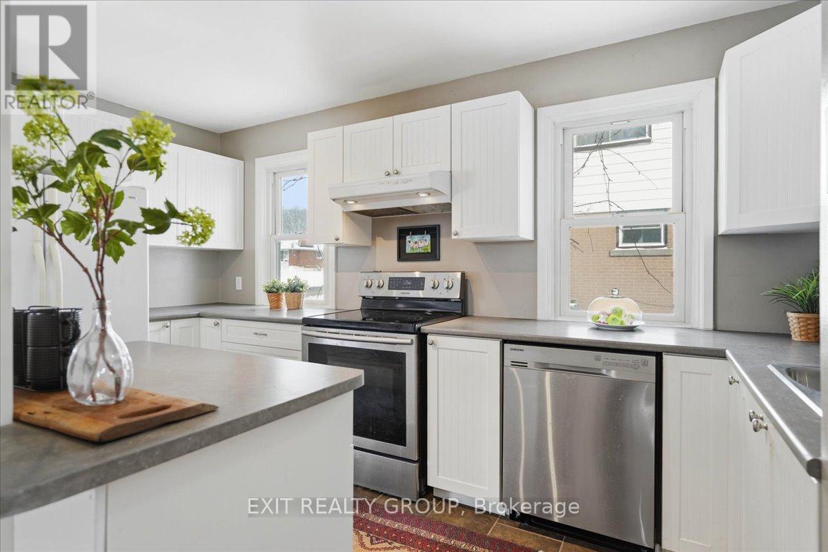 27 Fourth Avenue, Quinte West, Ontario  K8V 5N5 - Photo 6 - X12903426