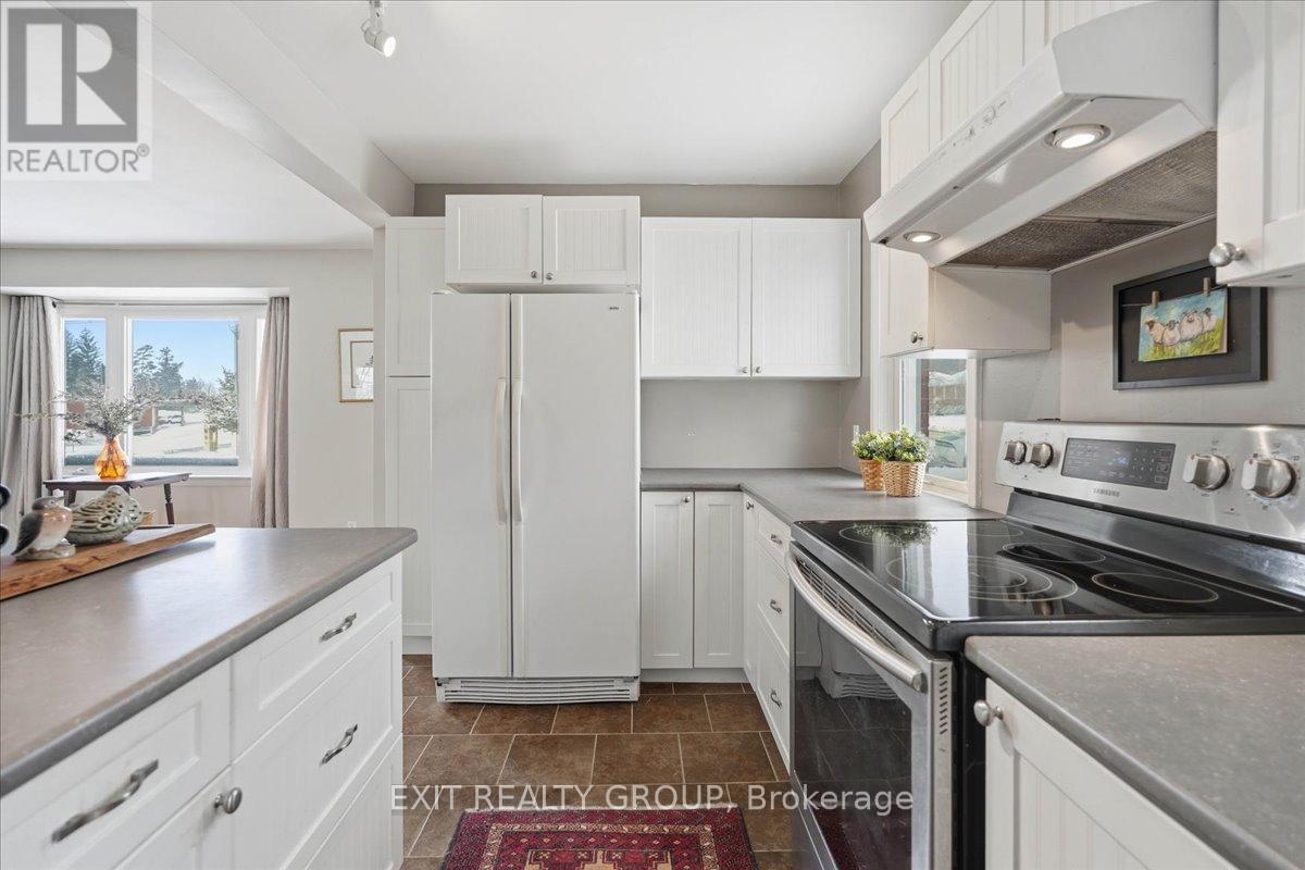 27 Fourth Avenue, Quinte West, Ontario  K8V 5N5 - Photo 7 - X12903426