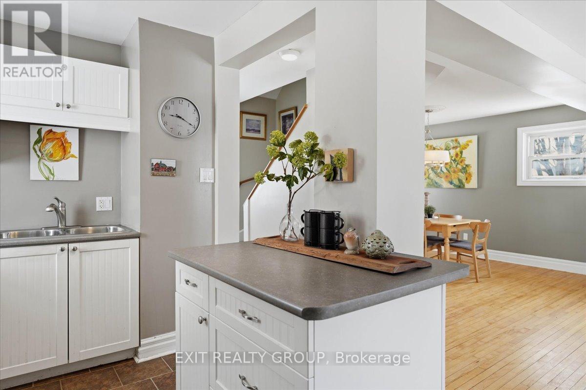 27 Fourth Avenue, Quinte West, Ontario  K8V 5N5 - Photo 9 - X12903426