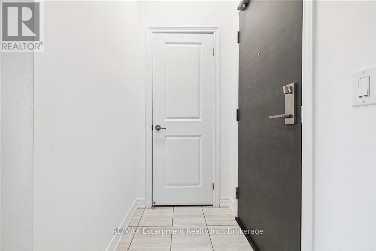 205 - 2393 Bronte Road, Oakville, Ontario  L6M 1P4 - Photo 3 - W12897480