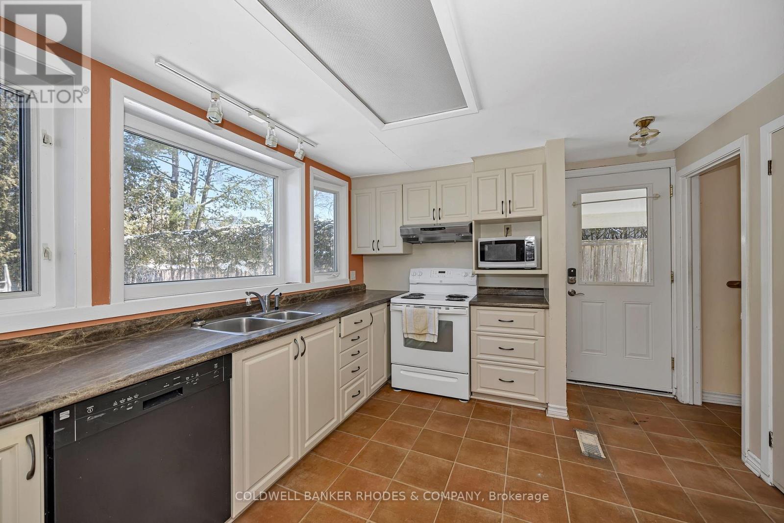 22 Dayton Crescent, Ottawa, Ontario K2H 7N9 - Photo 9 - X12903338