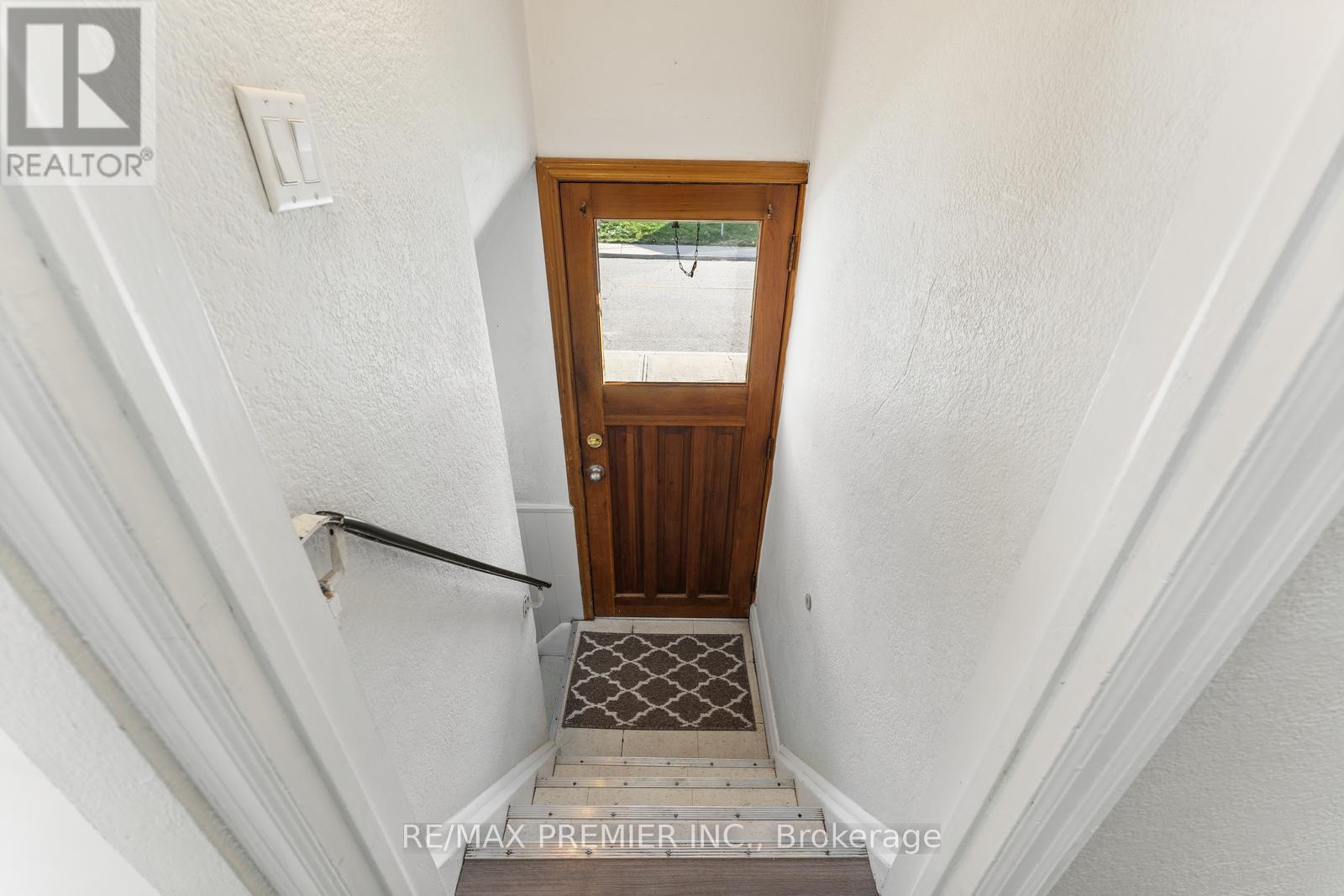 1013 Briar Hill Avenue, Toronto, Ontario  M6B 1M6 - Photo 16 - W12903358