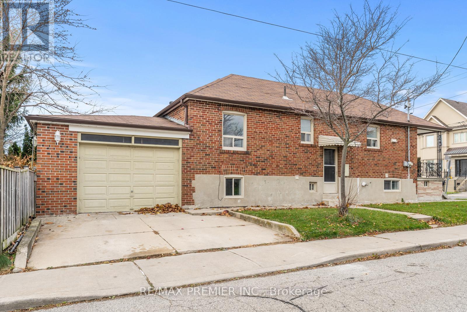 1013 Briar Hill Avenue, Toronto, Ontario  M6B 1M6 - Photo 26 - W12903358