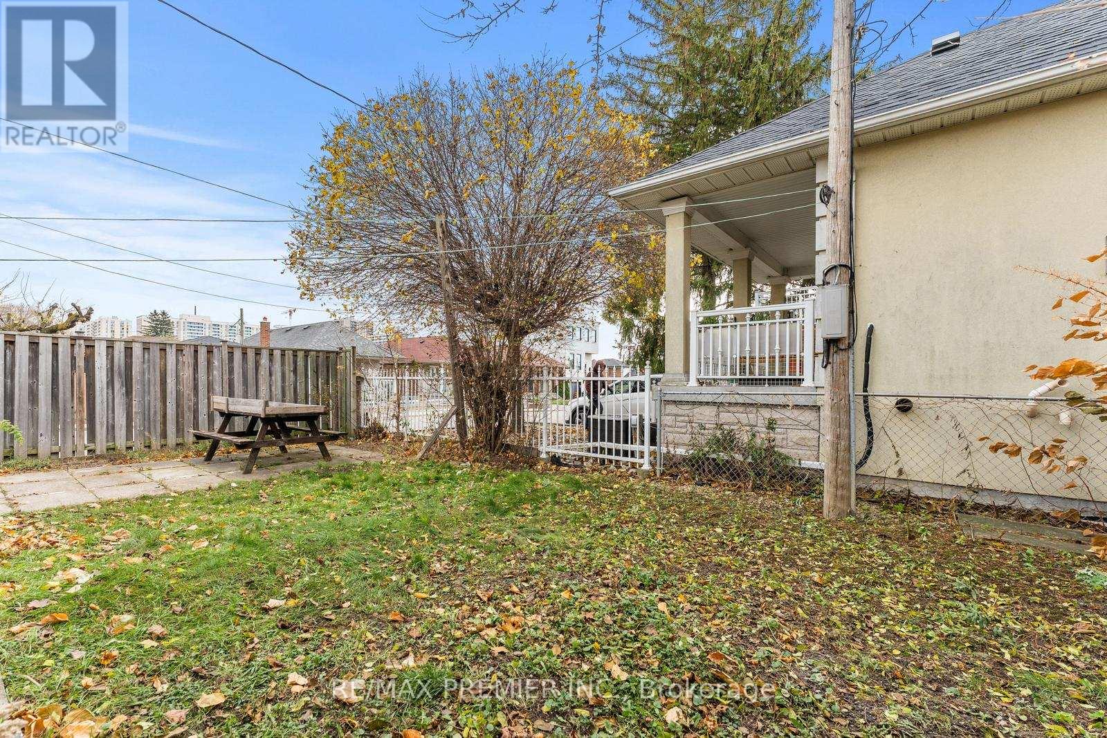 1013 Briar Hill Avenue, Toronto, Ontario  M6B 1M6 - Photo 28 - W12903358