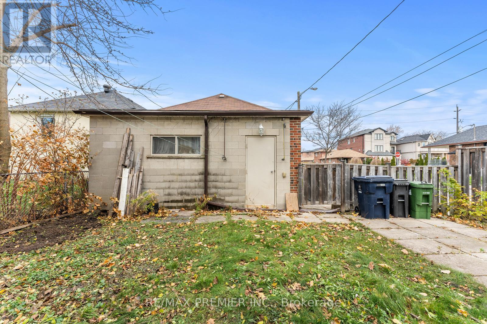 1013 Briar Hill Avenue, Toronto, Ontario  M6B 1M6 - Photo 29 - W12903358