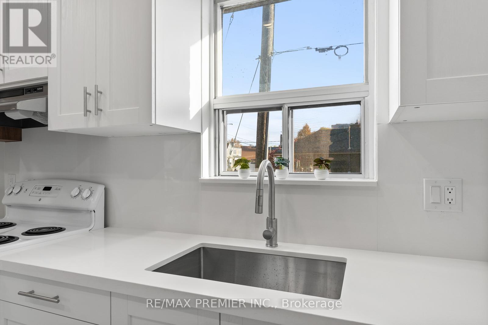 1013 Briar Hill Avenue, Toronto, Ontario  M6B 1M6 - Photo 6 - W12903358