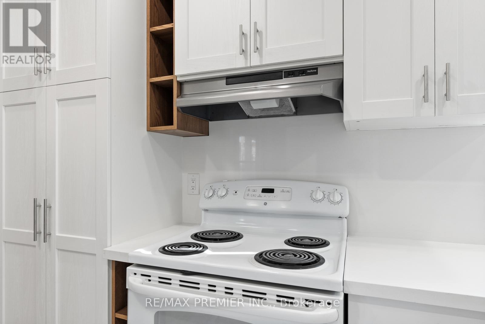 1013 Briar Hill Avenue, Toronto, Ontario  M6B 1M6 - Photo 7 - W12903358