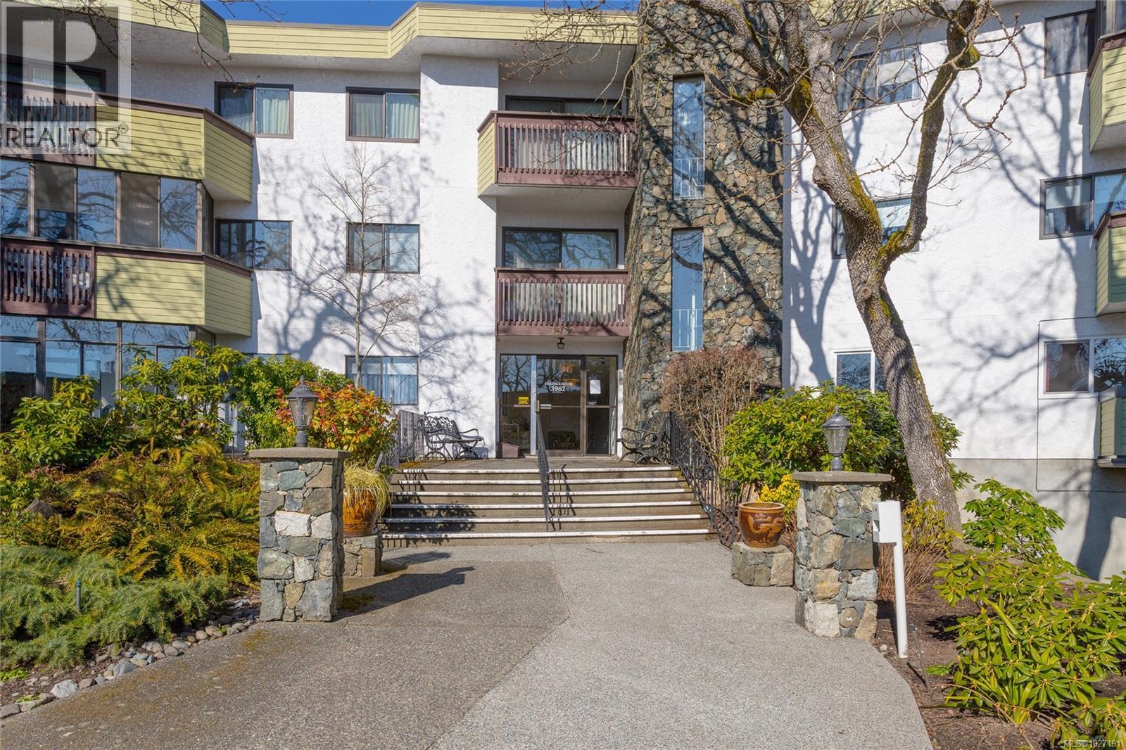 317 3962 Cedar Hill Rd, Saanich, British Columbia  V8N 3B8 - Photo 2 - 1027191