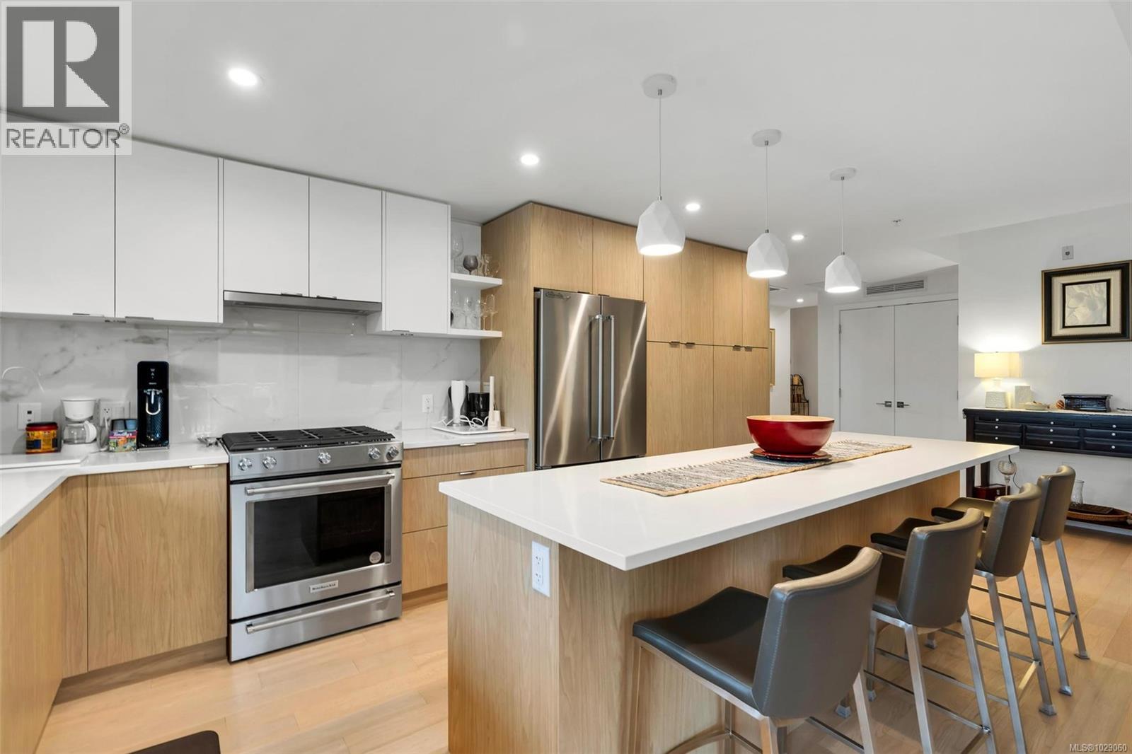 304 5120 Cordova Bay Rd, Saanich, British Columbia  V8Y 2K5 - Photo 8 - 1029060