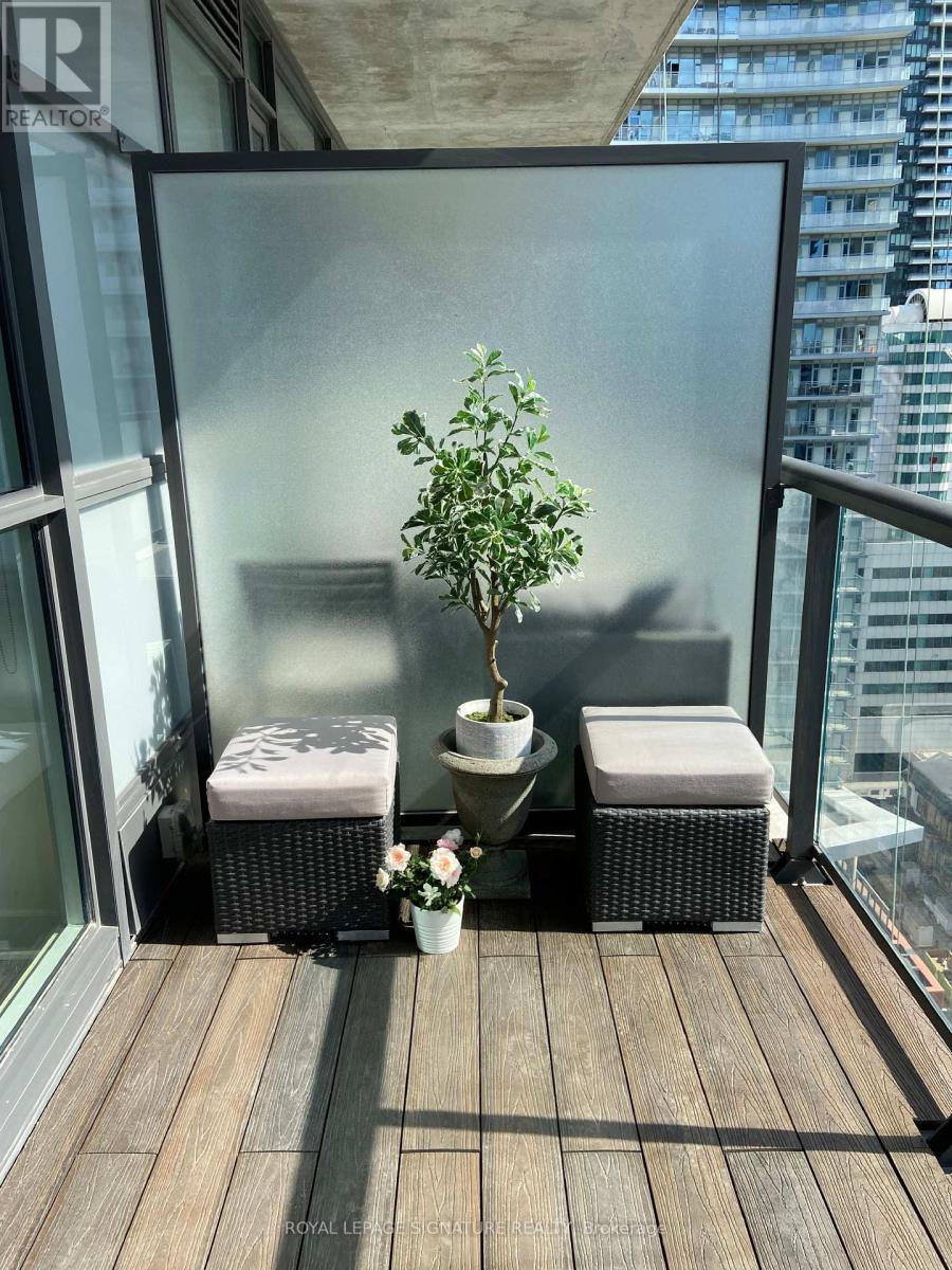 1902 - 290 Adelaide Street W, Toronto, Ontario  M5V 0P3 - Photo 2 - C12903654