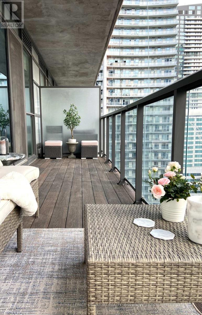 1902 - 290 Adelaide Street W, Toronto, Ontario  M5V 0P3 - Photo 3 - C12903654