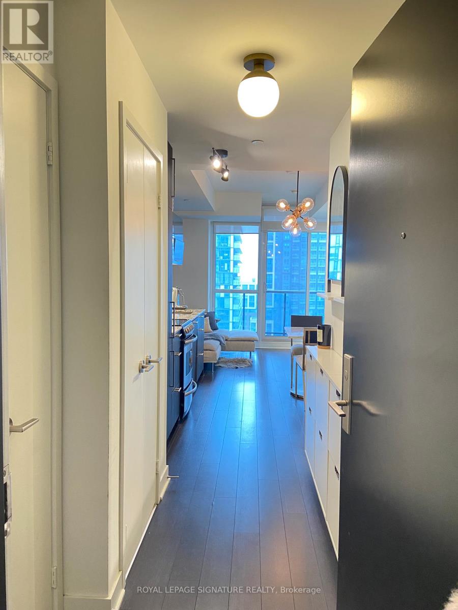 1902 - 290 Adelaide Street W, Toronto, Ontario  M5V 0P3 - Photo 4 - C12903654