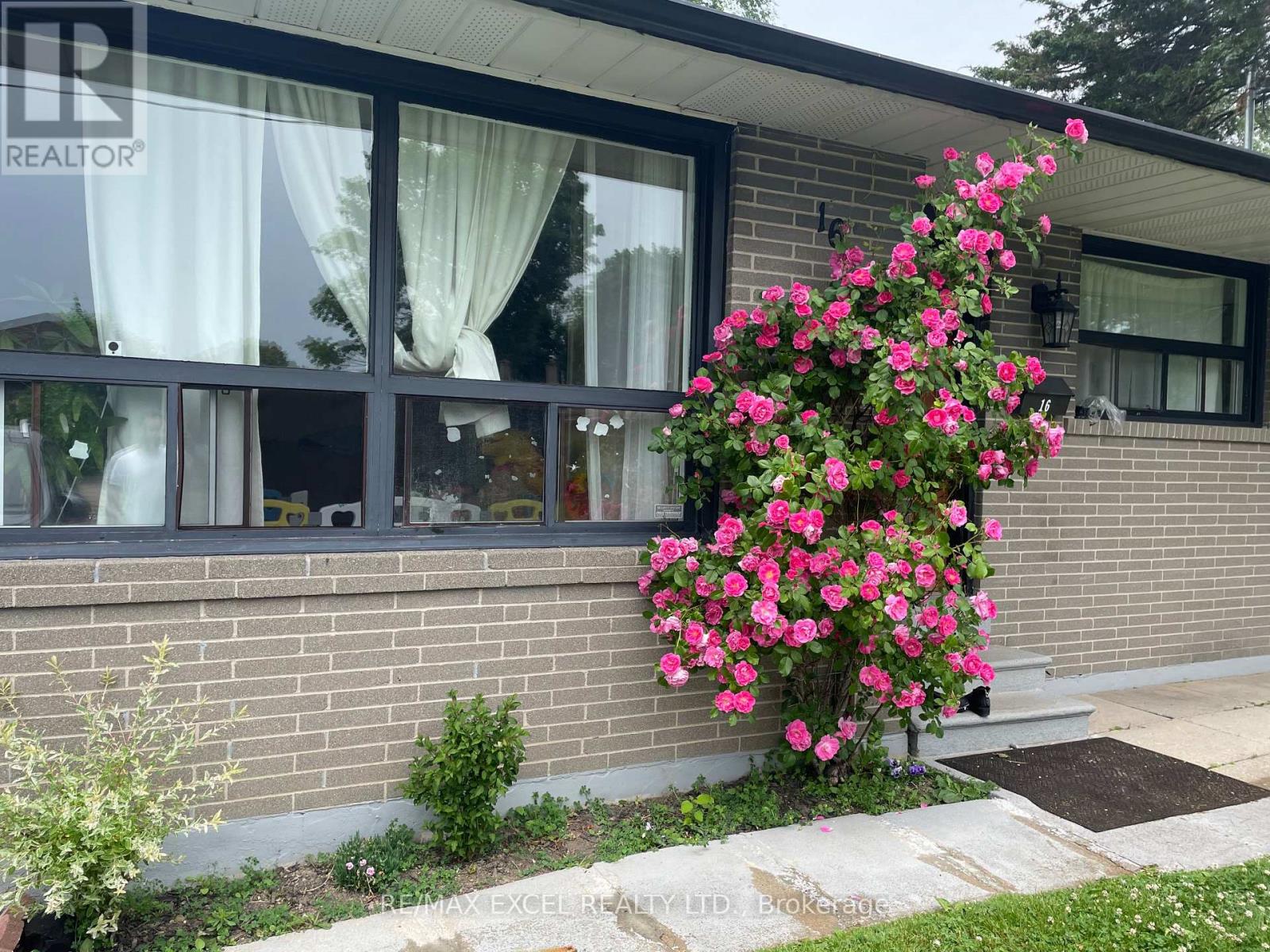 16 Sundance Crescent, Toronto, Ontario  M1G 2M2 - Photo 2 - E12903614