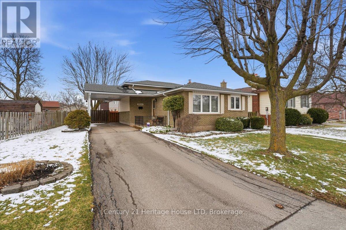 11 Robert Street, Welland, Ontario  L3B 5T8 - Photo 2 - X12903636