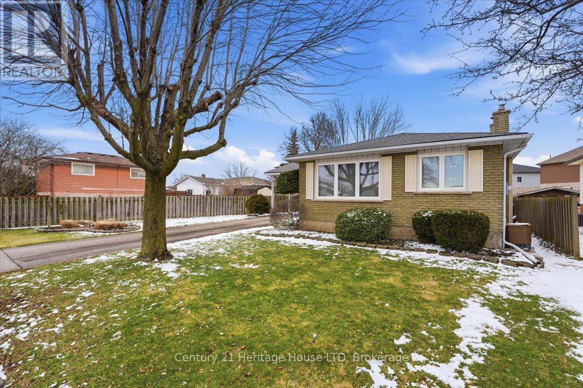 11 Robert Street, Welland, Ontario  L3B 5T8 - Photo 4 - X12903636