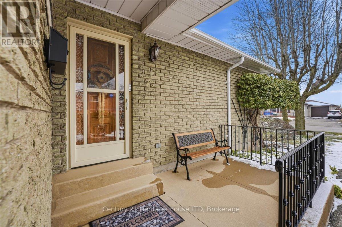 11 Robert Street, Welland, Ontario  L3B 5T8 - Photo 6 - X12903636