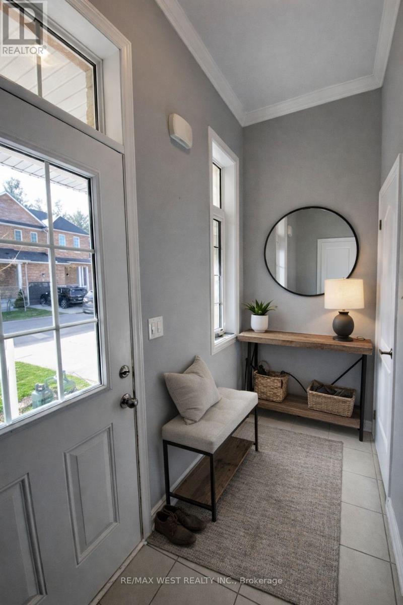 29 Farwell Avenue, Wasaga Beach, Ontario  L9Z 0H3 - Photo 2 - S12903512