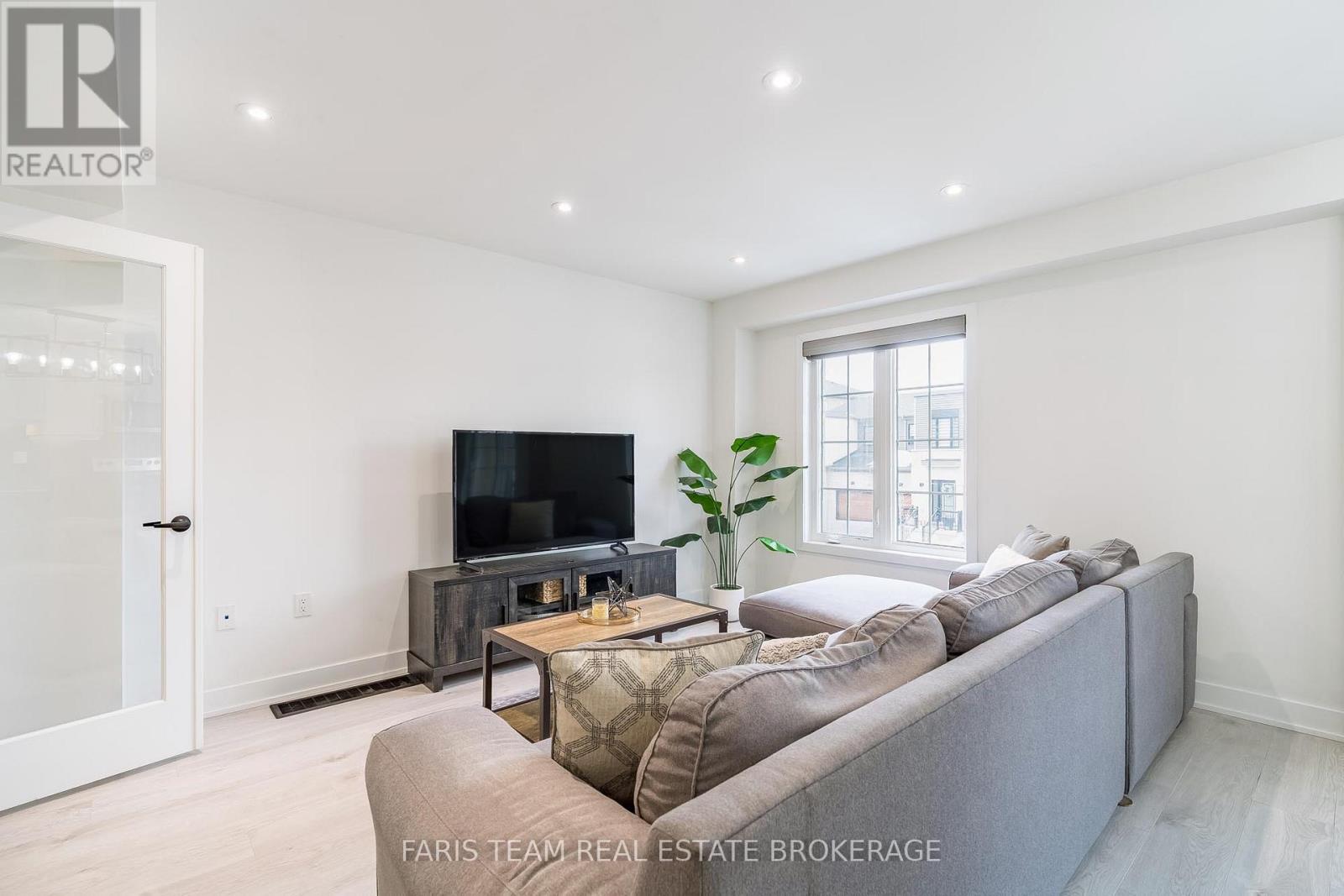 34 Hay Lane, Barrie, Ontario  L9J 0V5 - Photo 14 - S12903670