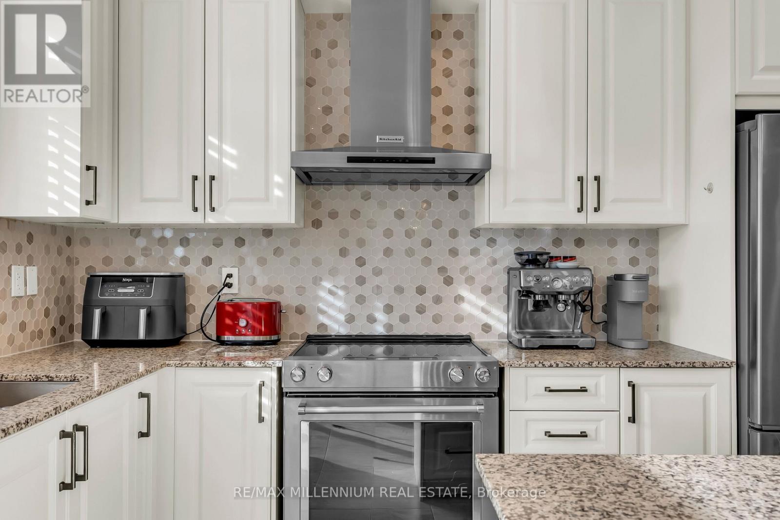 49 Zenith Avenue, Vaughan, Ontario  L4H 4K9 - Photo 14 - N12902736