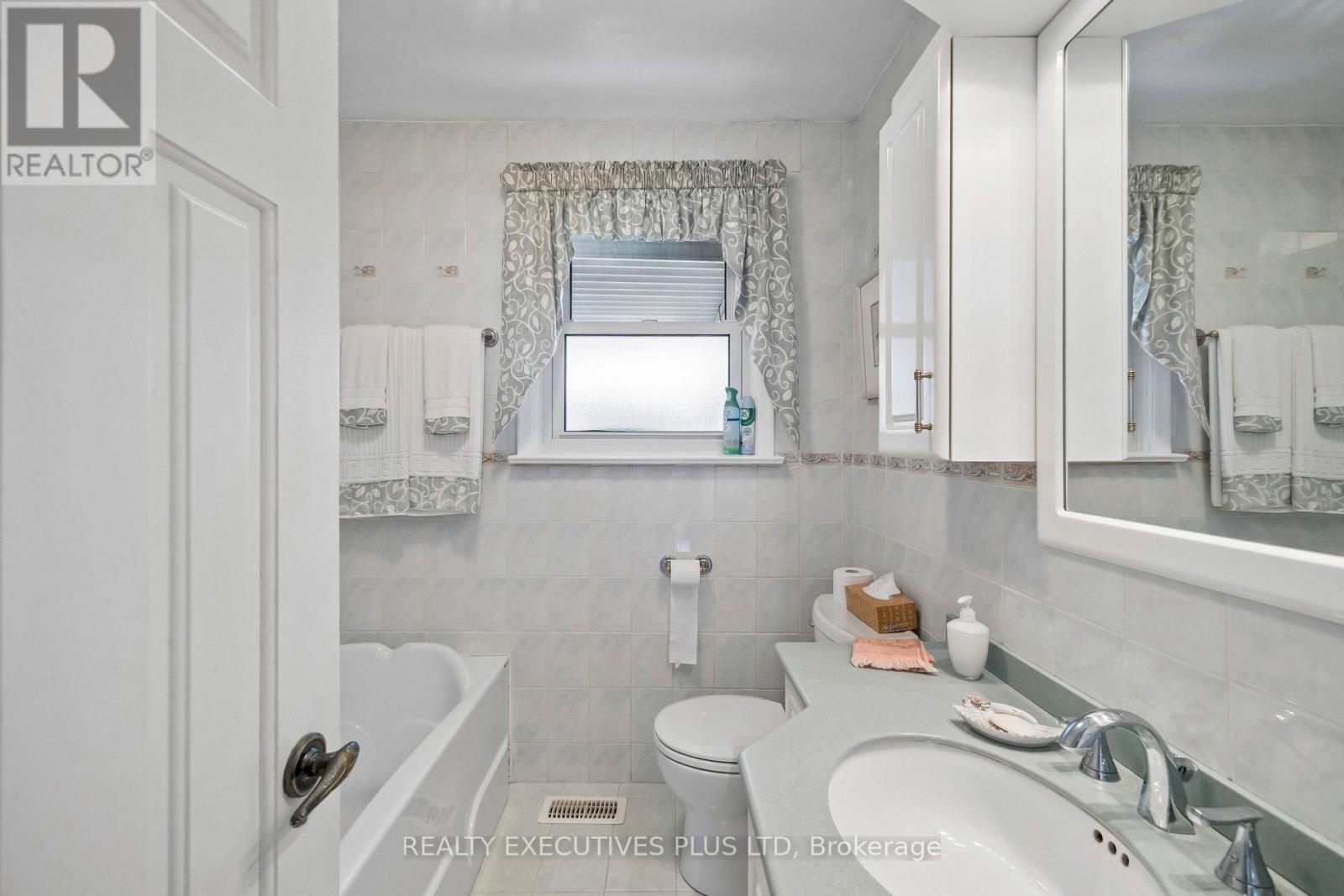 42 Bankfield Drive, Toronto, Ontario  M9V 2P8 - Photo 23 - W12903514