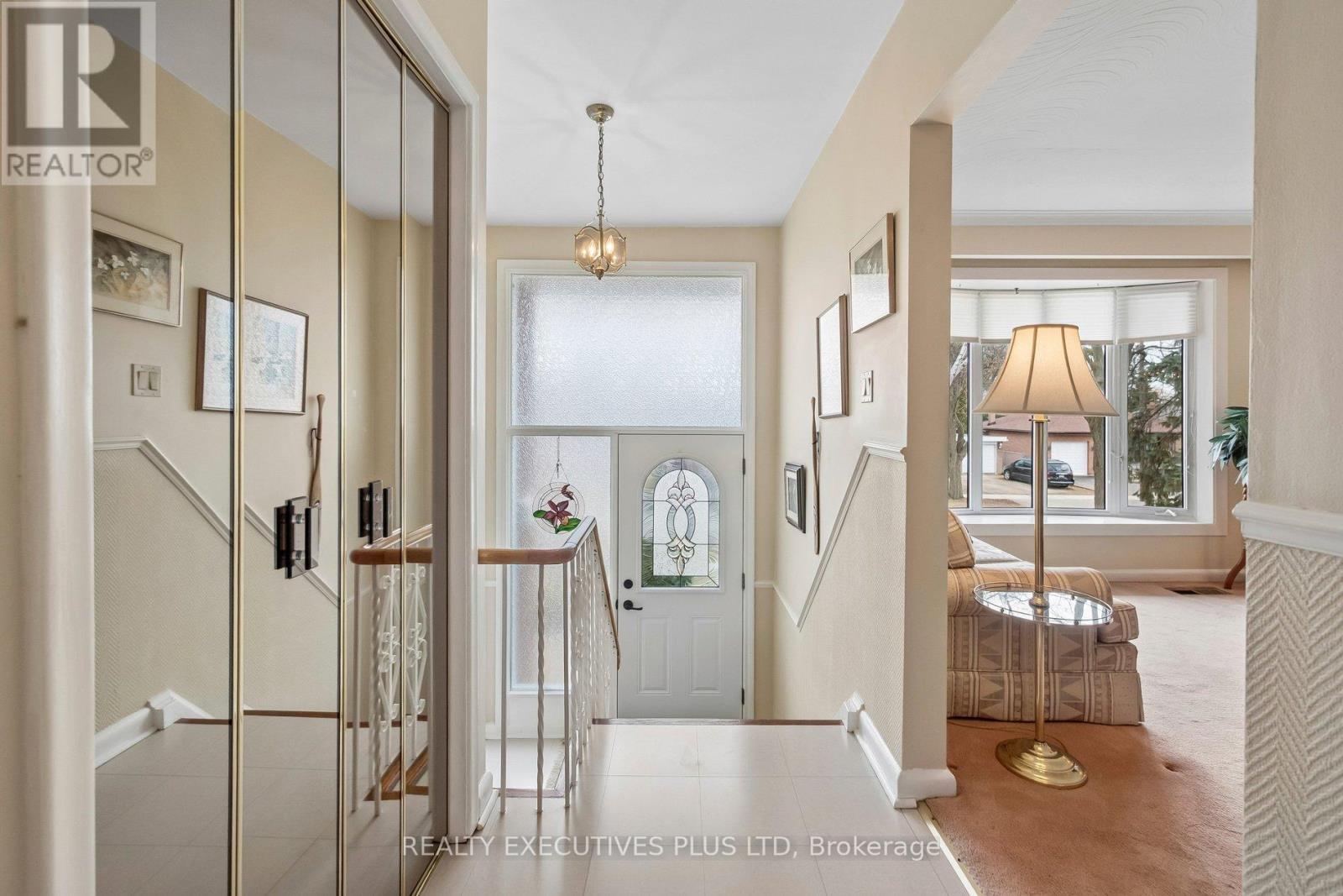 42 Bankfield Drive, Toronto, Ontario  M9V 2P8 - Photo 5 - W12903514