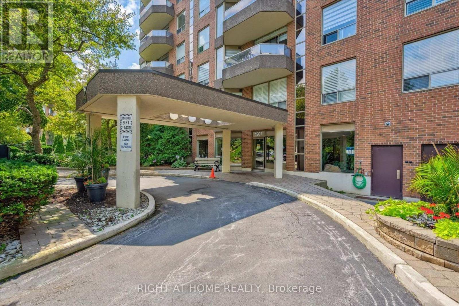 702 - 1901 Pilgrims Way, Oakville, Ontario  L6M 2W9 - Photo 2 - W12903538