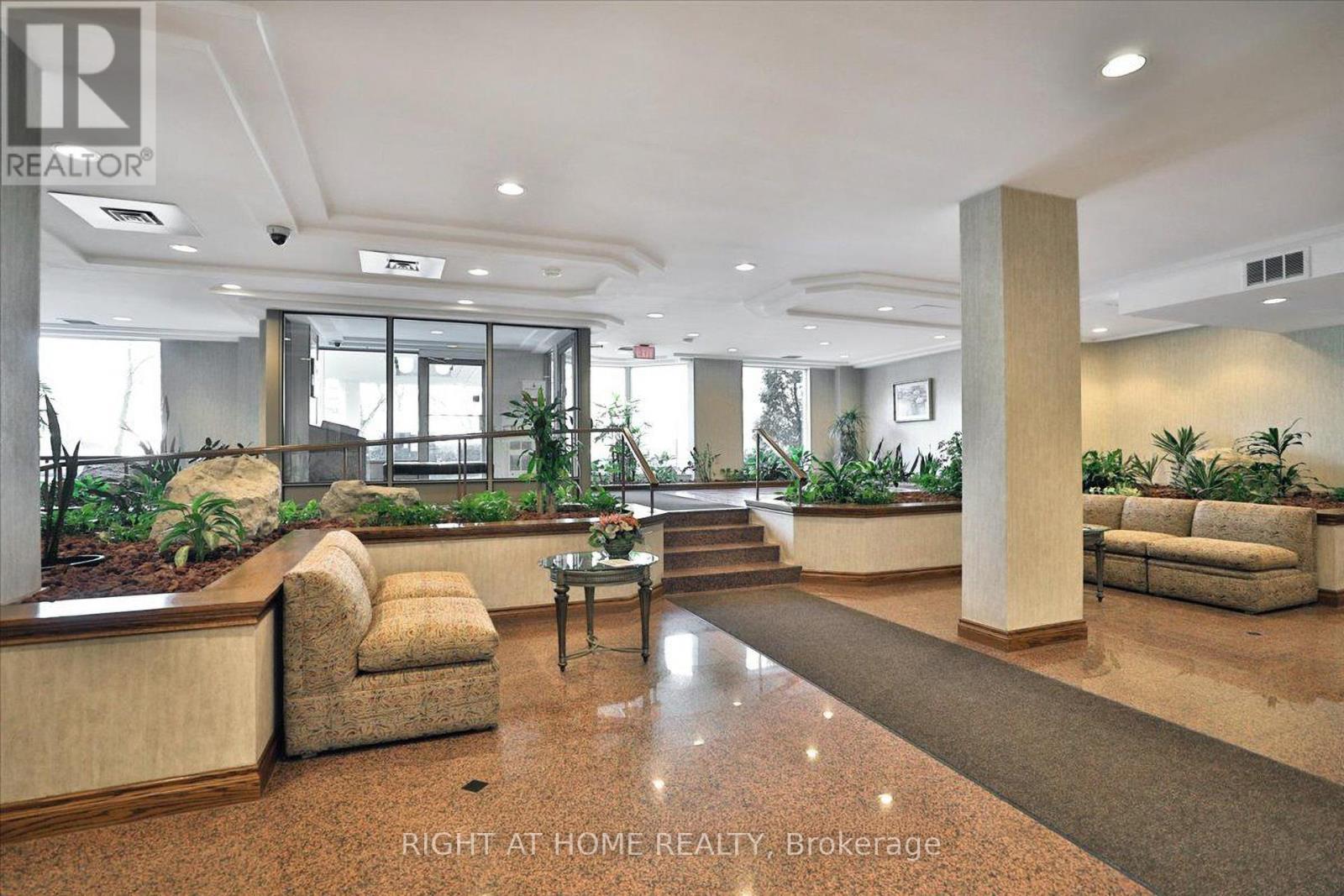 702 - 1901 Pilgrims Way, Oakville, Ontario  L6M 2W9 - Photo 3 - W12903538