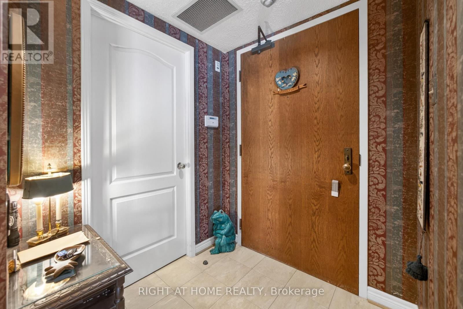 702 - 1901 Pilgrims Way, Oakville, Ontario  L6M 2W9 - Photo 6 - W12903538